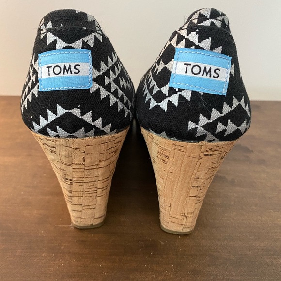 Excellent condition TOMS Cork Peep Toe Wedges sz 12 Black w/Silver Pattern - Picture 3 of 3